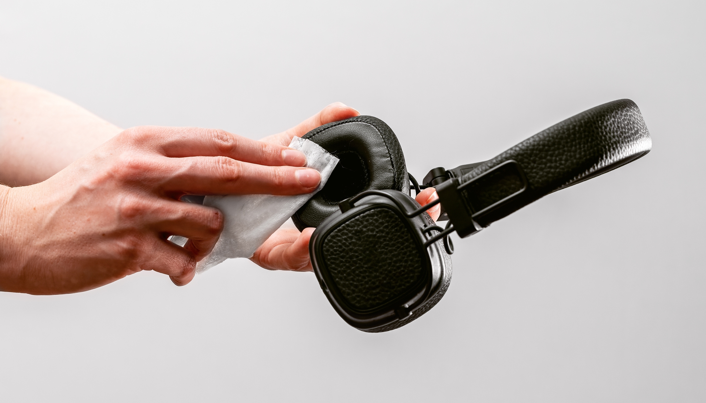 Manos Limpie las almohadillas de los auriculares con un paño húmedo y antibacteriano.